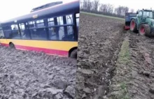 Kierowcy z Ukrainy z grzęzawiska pomagali wydostać się rolnicy