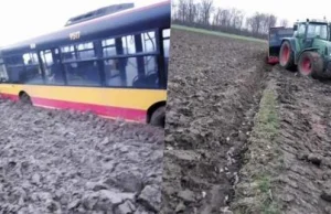Kierowcy z Ukrainy z grzęzawiska pomagali wydostać się rolnicy