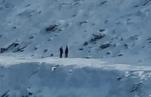 Nieodpowiedzialna para pod Śnieżką - weszli na zamkniętą zimą Drogę Jubileuszowa
