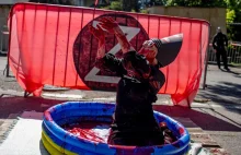 Czechy. Aktywistka wykąpała się w czerwonej farbie przed ambasadą Rosji