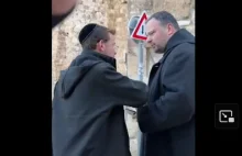 Żyd pluje na księdza w Izraelu