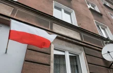 Ktoś zrywał flagi z budynków w Warszawie. Jedna trafiła na śmietnik, druga do st