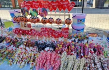 Kraków. Atmosfera przy cmentarzach bardziej przypomina festyn niż dzień zadumy