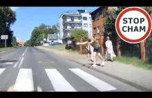 Ojciec uczy przechodzić dzieci przez przejście - próba wtargnięcia