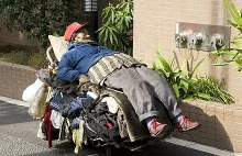 Młodzi, starzy, pracujacy bezdomni mężczyźni - kryzys bezdomności w Japonii