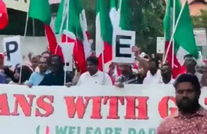 Indie wspierają Palestynę pod flagami Włoch.