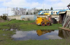 Mają bagno na podwórku i wodę w domu. Obwiniają kolej