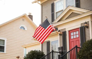 Przeciętna rodzina w USA zarabia o 30% za mało by kupić dom - czy to kryzys?