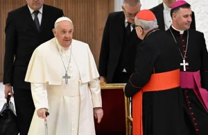 Papież pozwolił księżom na błogosławienie par jednopłciowych