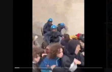 Włoscy policjanci brutalnie stłumili pokojowy protest propalestyńskiej młodzieży