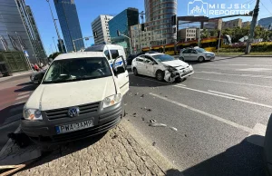 Zderzenie na środku Ronda ONZ. Obaj kierowcy twierdzą, że mieli zielone światło
