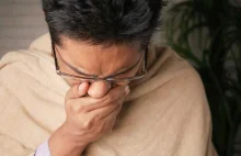 Zaklejanie ust na noc, by przestać chrapać? Lekarze odradzają