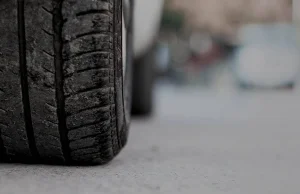 Wsiadł za kierownicę pijany i pojechał po p--o