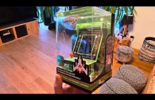 Testuje mini automat do gry Galaga i Galaxian