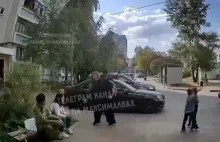 ruski bawi się z dziećmi granatem