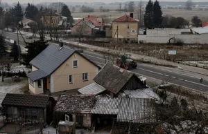 Na polskiej prowincji dzieci się nie rodzą. Czy czekają nas domy po złotówce?