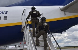 Funkcjonariusze „pomogli” agresywnym pasażerom opuścić pokład samolotu.