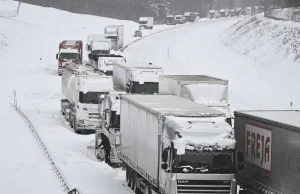 Atak zimy na północy. W Szwecji tysiąc pojazdów utknęło w śniegu