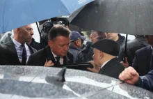 Incydent na miesięcznicy. Ostra wymiana zdań Błaszczaka z protestującymi