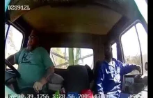 Kamerka rejestruje kierowcę ciężarówki, który próbuje zapanować nad ciężarówką.