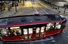 34-latek jachał na dachu tramwaju. Nie powiedział dlaczego [VIDEO]