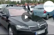 Kaczyński jeździ autem naznaczonym znamieniem bestii.
