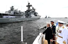 Skromna parada morska w Petersburgu. Bez Putina, bombowców i wielkich okrętów