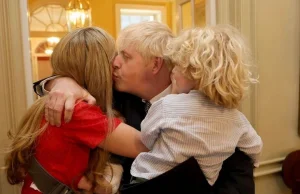Były premier powita na świecie ósme dziecko. Jego żona z radosną fotką