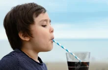 Dzieci pijące regularnie napoje z kofeiną bardziej skłonne do sięgnięcia po alko