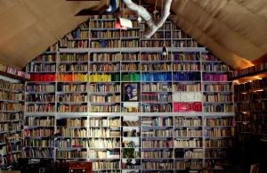 Dom Spokojnej Książki w Rżuchowie. 20 tys. porzuconych książek w stodole