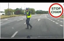 Pani policjant poluje na kierowców na środku jezdni