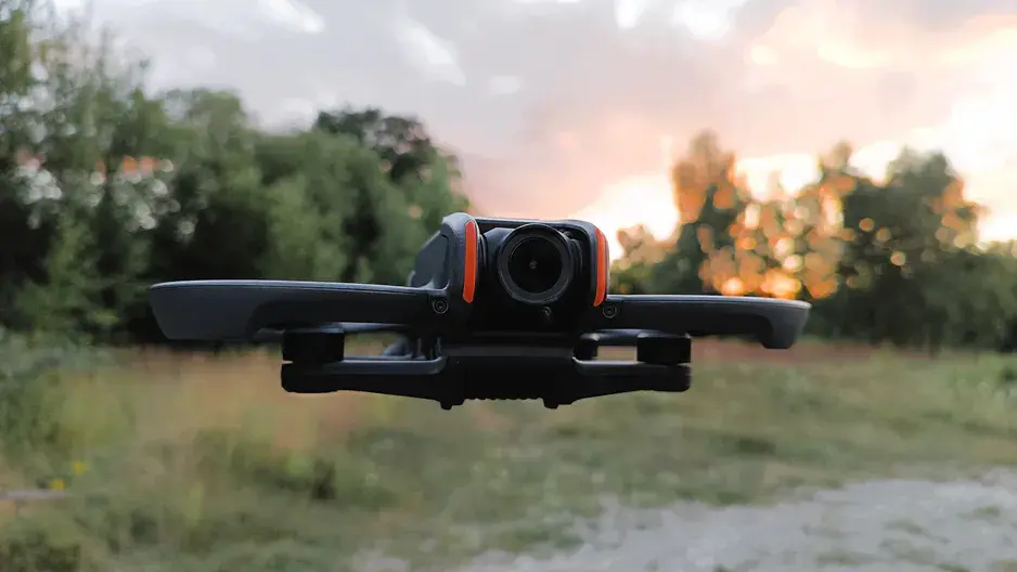Sąsiad lata dronem nad Twoją posesją? Bez rejestracji nie może!