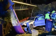 Kierowca BMW potrącił pieszego i rozbił przystanek. Trwają poszukiwania kierowcy