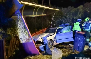Kierowca BMW potrącił pieszego i rozbił przystanek. Trwają poszukiwania kierowcy