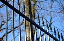 Koniec takich płotów na posesji. Zakaz wchodzi w 2026 roku