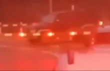 Poznań. Kierowca utknął na przejeździe kolejowym. Jest nagranie - Polsat New