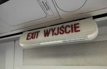 Pasażer chciał uszkodzić okno w lecącym samolocie. Zaatakował funkcjonariusza