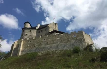 Ciemne chmury nad zamkiem na Jurze Krakowsko - Częstochowskiej