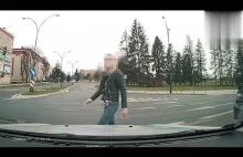 Kobieta wjeżdża w auto skręcające w lewo powodując kolizję.