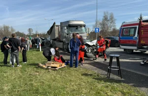Wypadek na DW941 w Ustroniu. Mercedes wbił się pod naczepę.