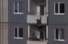 Czarnoskóry mężczyzna spadł z balkonu na 17 piętrze, groził kobiecie nożem