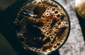 Jak parzyć kawę na zimno? Naukowcy odkryli ekspresowy sposób na cold brew