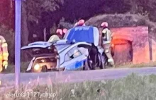 Pościg za motocyklistą. Dwóch policjantów rannych w rozbitym radiowozie.