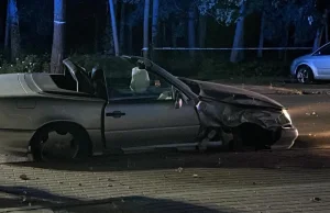 Kobyłka. Pijany policjant wiózł kabrioletem kolegów na dachu. Oni zginęli, on uc