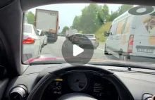 Typ w ferrari używa fake sygnałów dźwiękowych