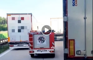 Kierowcy ciężarówek wciąż nie umieją zrobić korytarza życia. Wideo z A4