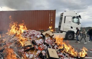 Francuzi w ramach protestu niszczą ładunki pochodzące z Hiszpanii