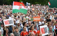 Tłum na ulicach Budapesztu nie chce wojny. Marsz poparcia dla Orbana