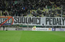 Obelżywy transparent na stadionie. No ale w Polsce nie ma homofobii.