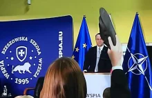 Aktywistka przerwała ministrowi Sikorskiemu "klapkiem z izraleskiego więzienia"